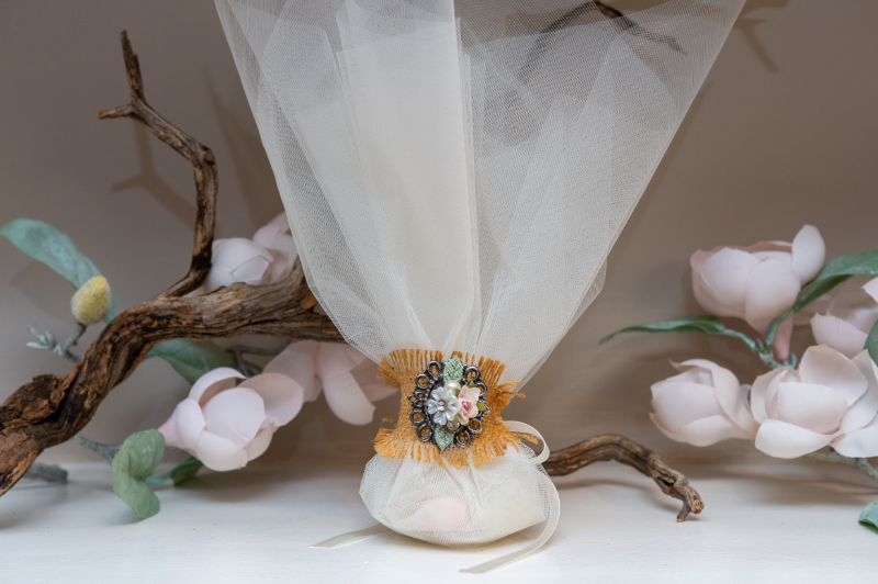 Wedding favor with tulle ivory and tying with decoration