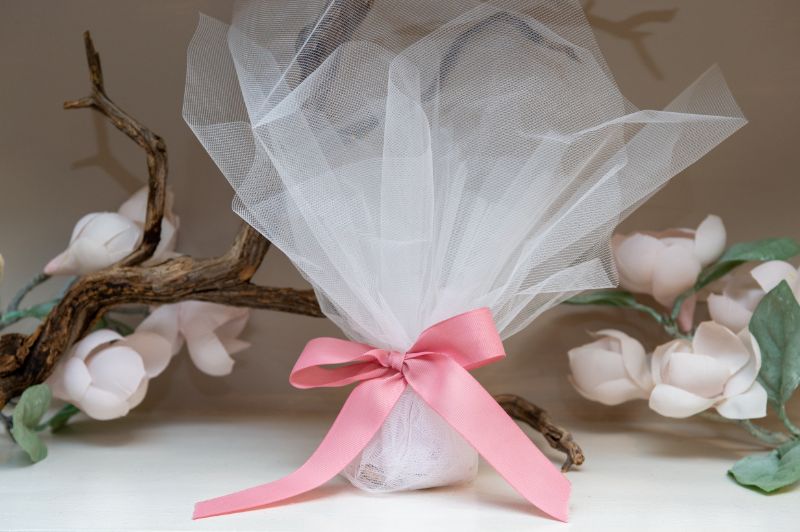 Μπομπονιέρα γάμου με τούλια λευκά και δέσιμο με γκρο κορδέλα σε ροζ χρώμα