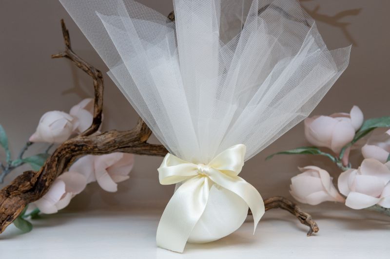 Wedding favor with tulle ivory and tying with satin ivory ribbon
