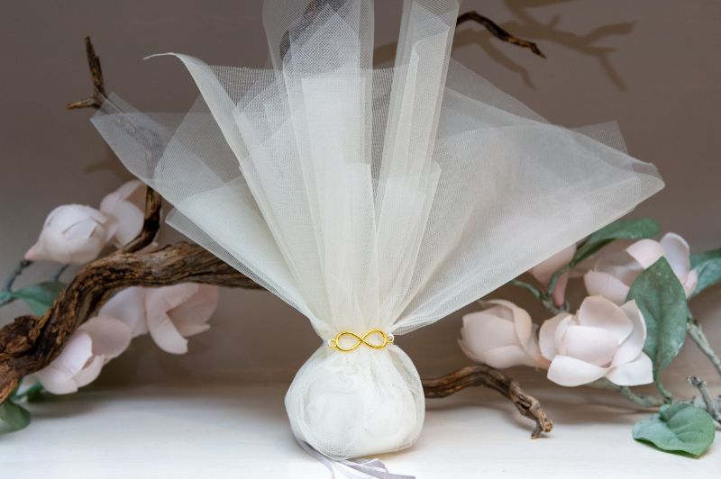 Wedding favor with tulle ivory and tying with metal decorative "infinity"